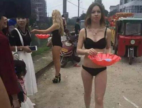 节日变了味？比基尼洋妞“助阵”长乐龙舟赛