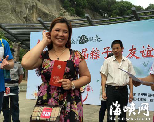 这位大姐获得包粽子冠军