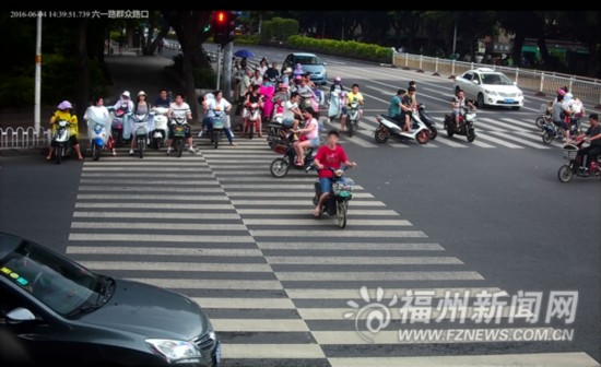 福州150辆车因违规调头受罚 集中在五一路津泰路口