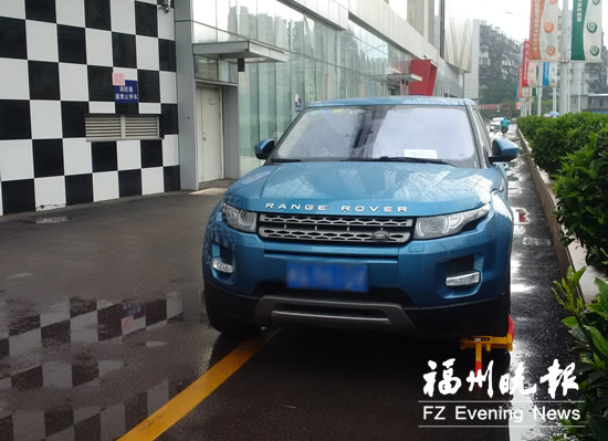 车停影院门口遭遇锁车收费 物业做法被质疑