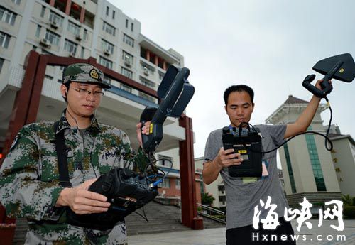 技术人员在福州一高考考点测试无线电信号(资料图) &nbsp;