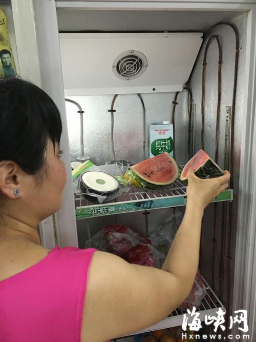不少水果店把切好的西瓜放在冰箱里待售