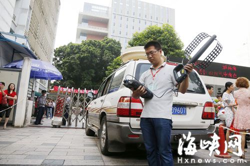 福州三中校門口，無線電監(jiān)測車在現(xiàn)場未發(fā)現(xiàn)可疑信號