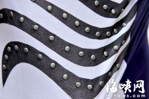考生带金属的衣服