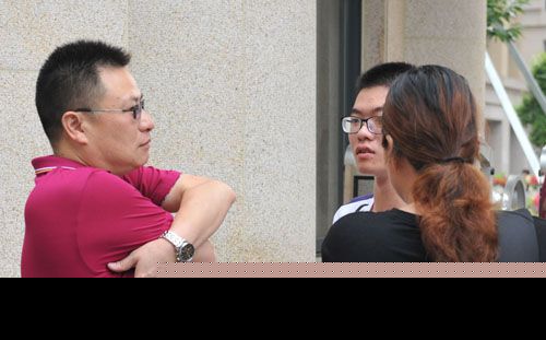 孩子金属衣服未过考场安检 爸爸现场换衣