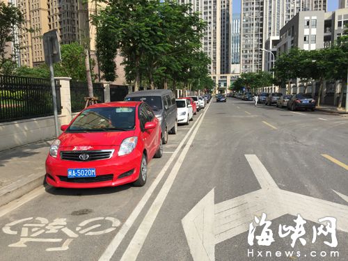 山寨泊车位竖块牌划条白线 就向停车人要钱