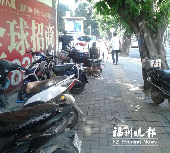 福州电动车停放点乱象多 不少“山寨”收费点