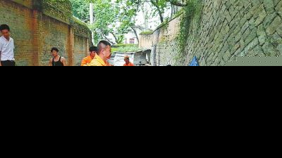 福州长安路两垃圾堆长期无人清理 导致蚊蝇老鼠肆虐