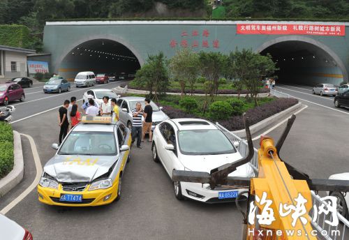福州金鸡山隧道8辆车追尾 不良驾驶习惯酿事故