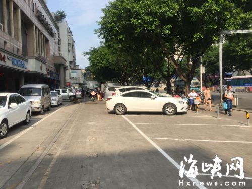 人行道上私划停车位 福州交警贴告示提醒车主