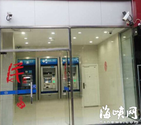 银行网点玻璃亮 市民撞上玻璃幕墙出现脑震荡