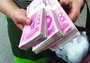 夫妻吵架 老公一时冲动阳台怒撒两万现钞