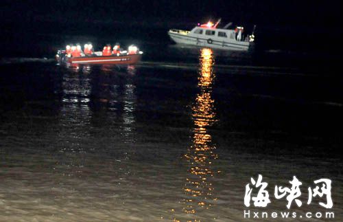闽侯鸿尾赛龙舟意外翻船36人落水 3男子失联