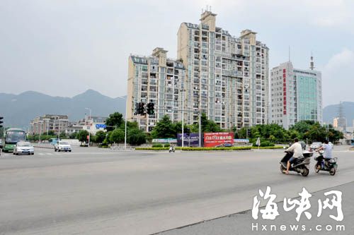 福州秀峰路路口乱设广告牌 屡拆屡建打游击