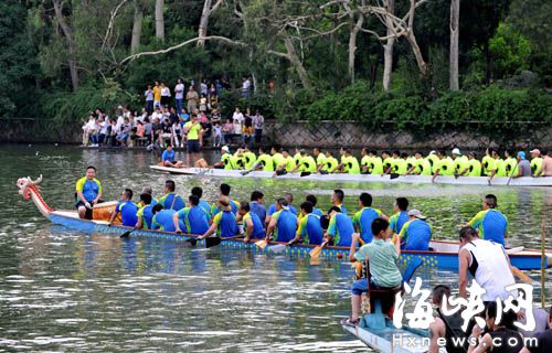 福州西湖公园十几条龙舟竞渡 穿救生衣的很少