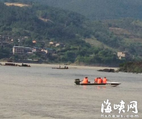 “龙舟倒扣三人失联”追踪：仍不见失联者 