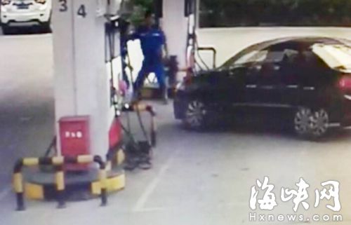 福州一男子加油不熄火 还开车欲撞加油员