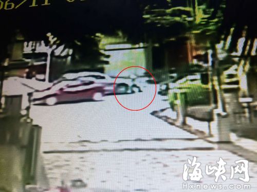 福州:90后驾豪车小区门口撞保安 还称“撞死才好”