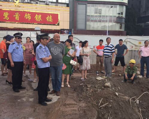 中考听力即将开考 附近工地却还在“轰隆隆”