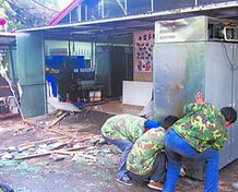占用公共通道 永安街新村违建杂物间被强拆
