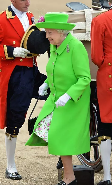 90大寿抢镜的人太多 英国女王使出了奇招(图)