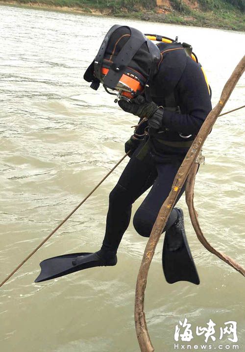 蛙人加入水下搜寻&nbsp;