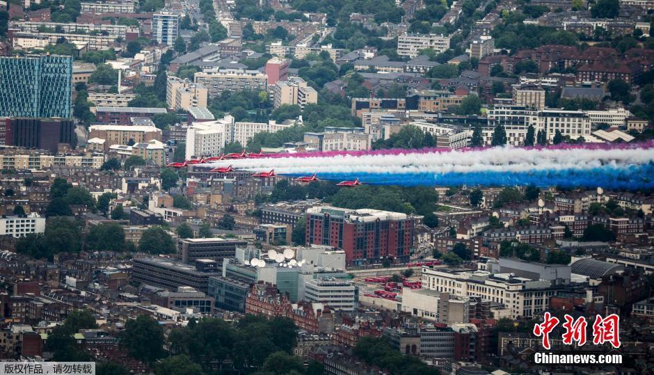英国为女王庆生 “红箭”编队飞过伦敦（图）