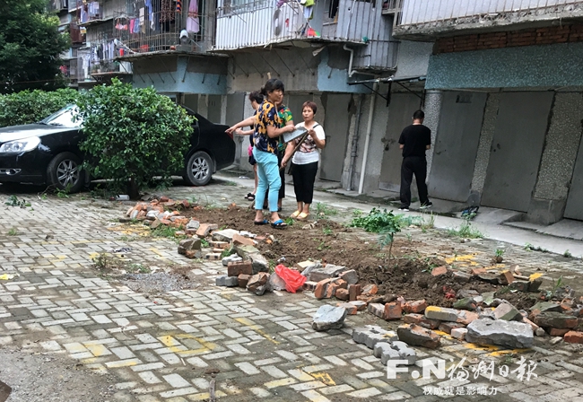 福州古城小区部分业主圈占车位 休闲广场遭破坏