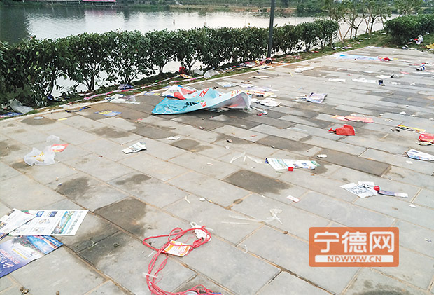 龙舟赛后 宁德东湖塘留下满地垃圾(图)