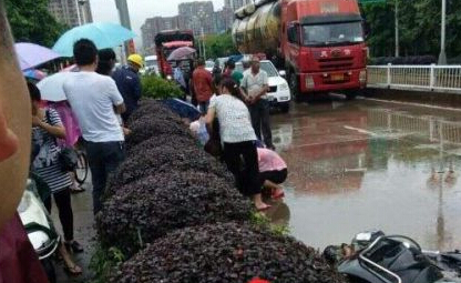 连江一摩托车与货车相撞 8岁左右女孩当场身亡