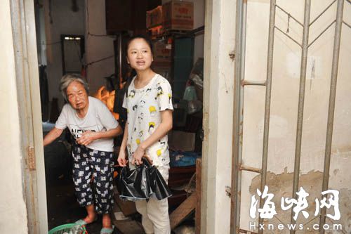 八旬独居老人丢钥匙流浪半天 众人接力助老人回家