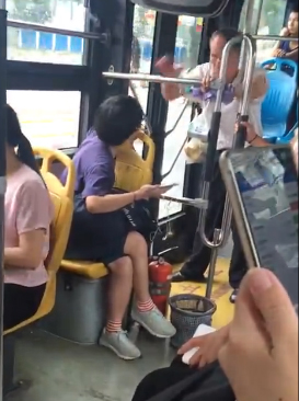 女子未让座被老人骂（网友视频截图） &nbsp;