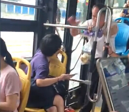 女子公交上未让座被老人骂 身体不适该不该让?