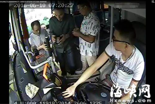 三个男子先上车，都掏出钱包假装找零钱，将上车门堵住