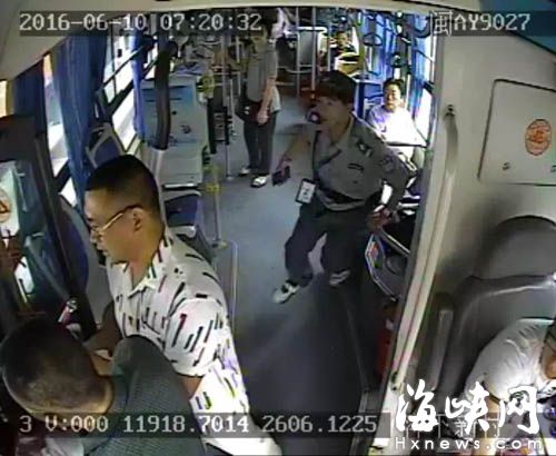 安全员发现后，赶紧上前制止
