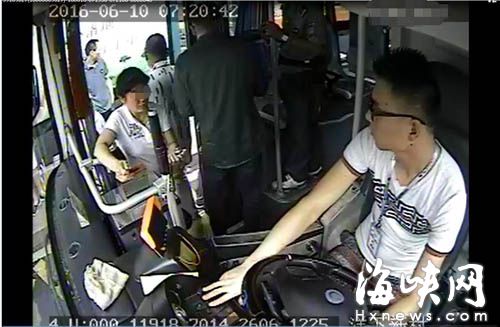 意图被发现，这伙男子灰溜溜下车，江女士顺利上车