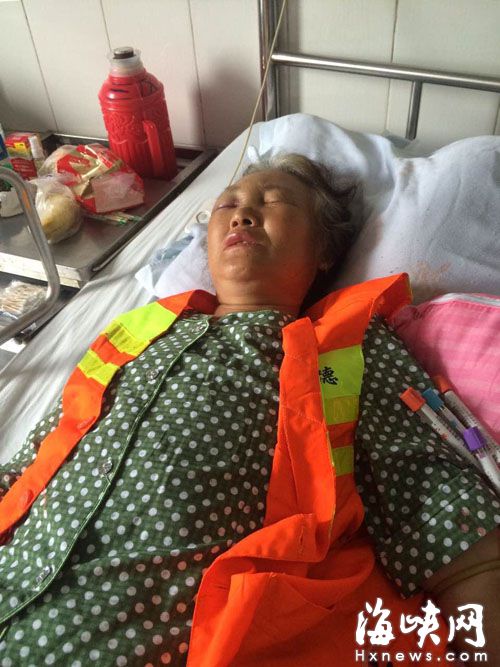 受伤的环卫女工在医院救治