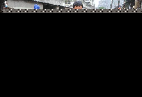 好心市民用椅子来提醒路人