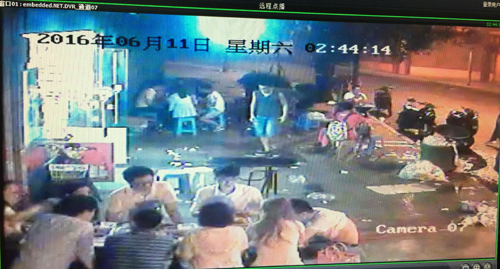 津泰路长期被烧烤摊占据 油污两月撂倒三人 
