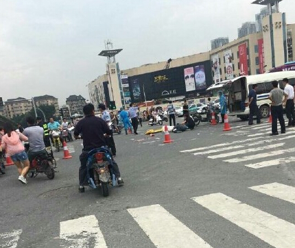 福州宝龙路段发生惨烈车祸