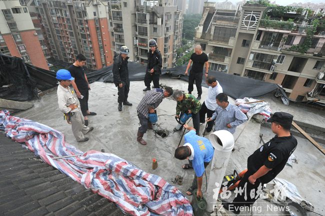 福州金辉枫尚小区顶楼住户抢建 执法人员申请冻结产权
