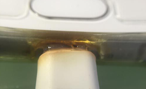 魅族手机刚买一月充电时烧焦 充电接头处熔化
