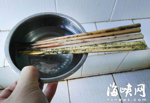 竹筷“藏污纳垢” 专家:餐馆可推广金属筷