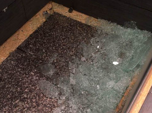 精装房浴室玻璃门突然爆裂 玻璃碴划伤女业主