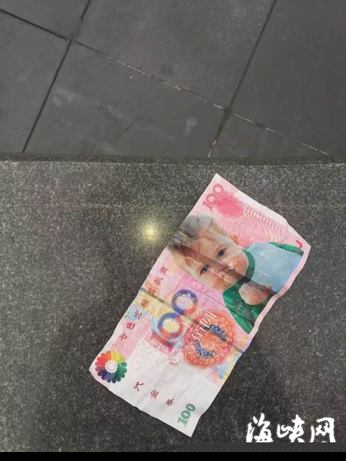 广告为吸睛，用人民币图案做背景