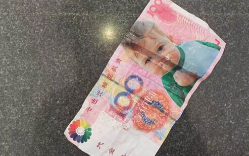 “百元大钞”撒满地 竟是小广告用此吸引人