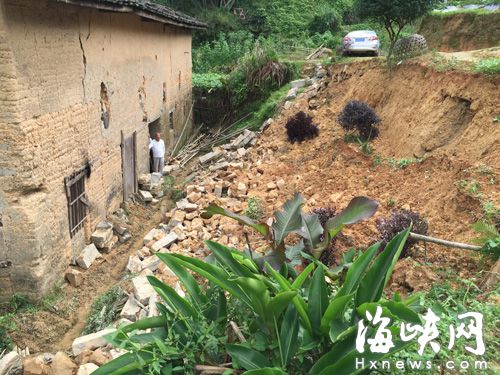 福州寿山乡山体滑坡威胁民居 95岁老翁求助