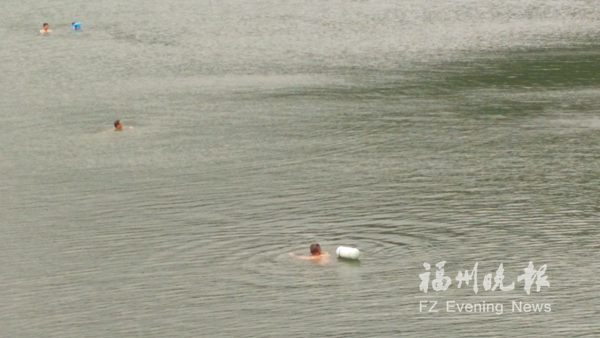 福州登云水库不少市民“游野泳” 管理人员称劝不住