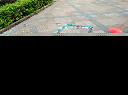 两米长窗户摔成碎片 &nbsp;