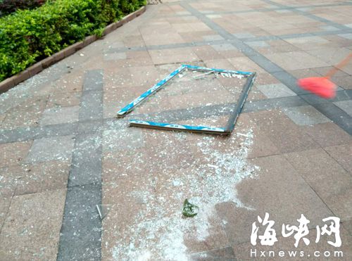 福州聚龙尚书院小区 12楼砸下2米长窗户